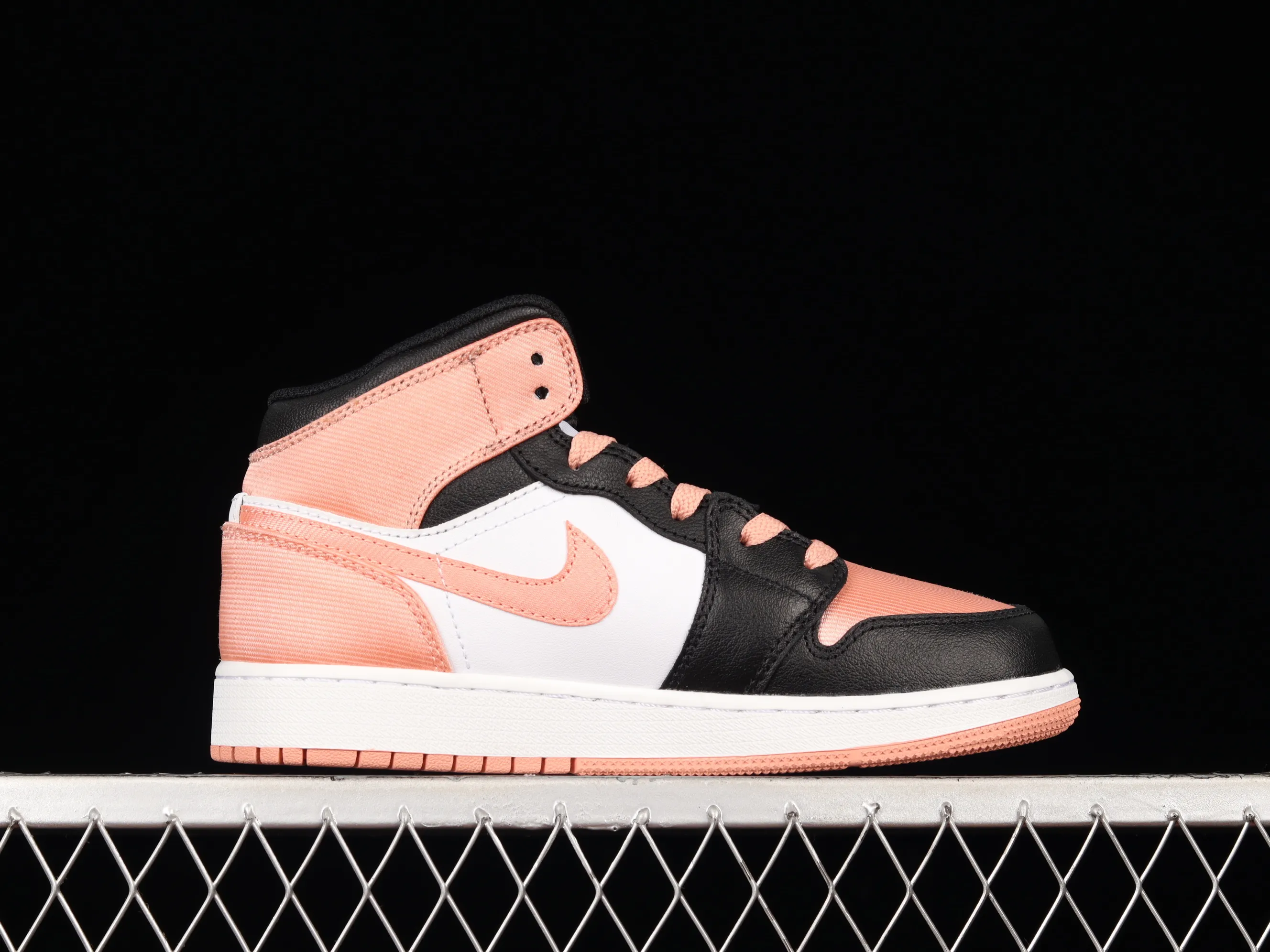 All categories Air Jordan Jordan series basketball shoes Air Jordan 1 Mid G version pure original Air Jordan 1 Mid AJ1 Joe 1 black and white sports culture basketball shoes DM9077-108